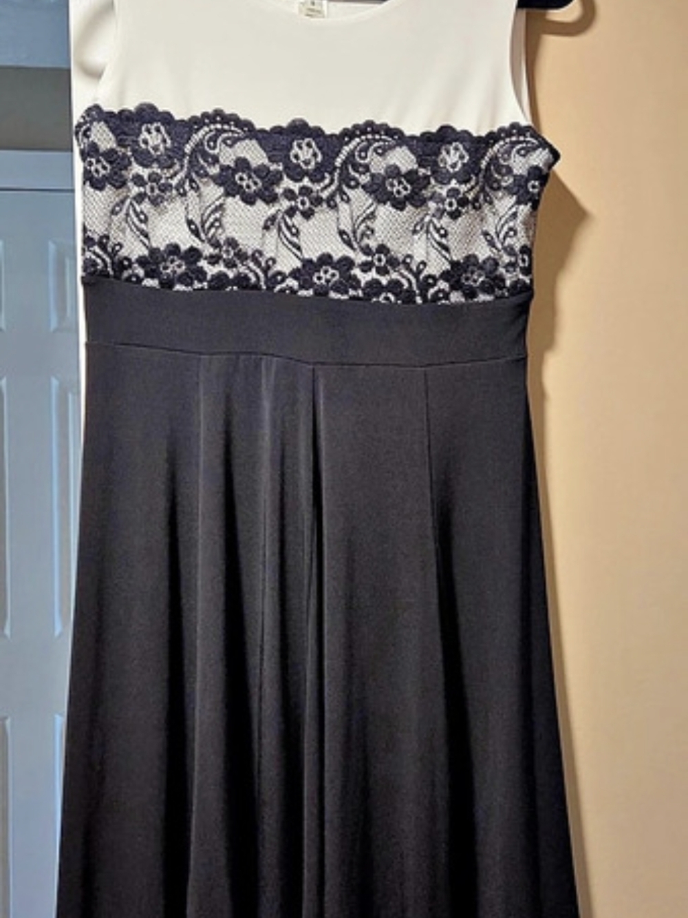 EN FOCUS STUDIO Floral Lace Mini Dress Black & White Size 8 Like New